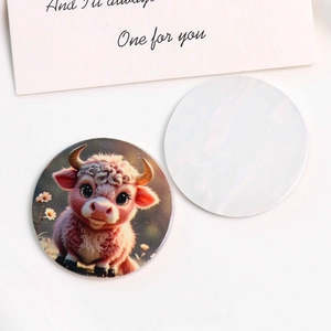 Gros plan de charms ronds en acrylique avec motif vache rose et boutons nacrés blancs