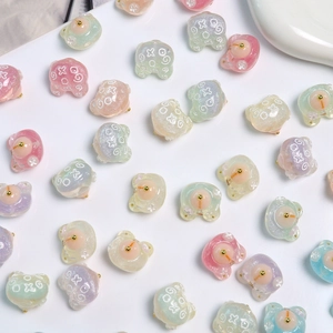 Macro de colgantes de oso en resina de colores con purpurina y patrón XOXO para bisutería