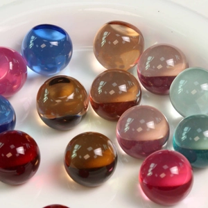 Perles bombées en résine colorée transparente pour bijoux DIY sur plat en céramique