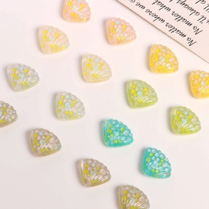 Zoete hars schelp bedeltjes met kleurrijke glitter patronen voor DIY sieraden en oorbellen