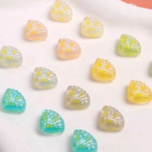 Macro-opname van kleurrijke glitterhars schelpkralen voor DIY sieraden en handwerk