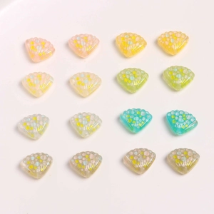Macro detail van kleurrijke glitter hars schelp bedeltjes voor DIY sieraden en ambachten