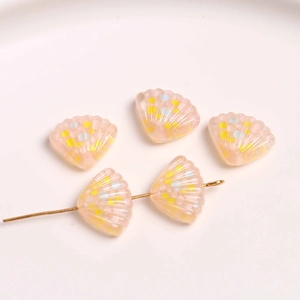 Detail van glitterhars schelpbedels met gekleurde stippen voor DIY-oorbellen maken