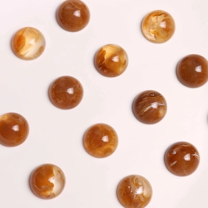 Détail macro de cabochons en résine ambre 18mm avec texture marbrée pour bijoux DIY