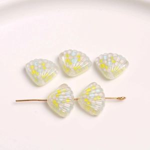 Detailweergave van kleurrijke glitter hars schelpkralen met pin voor DIY oorbellen