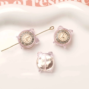 Dettaglio di ciondoli a mini sveglia con strass per accessori di orecchini fai-da-te