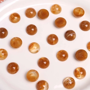 Vue macro de cabochons en résine ambre 18mm avec texture marbrée pour bijoux DIY