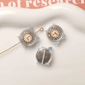 Dettaglio macro di mini ciondoli a forma di orologio in resina con strass per gioielli DIY