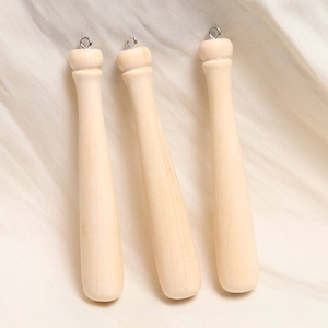 Primer plano detallado de mini colgantes de bate de béisbol de madera en seda plisada beige