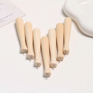 Detalle de colgantes de bate de béisbol en madera natural con ganchos de metal plateado