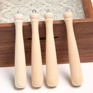 Juego de cuatro colgantes de bate de béisbol de madera natural para joyas y llaveros DIY