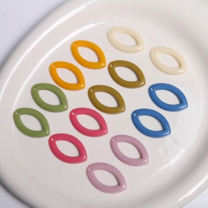 Pendentifs colorés en résine en forme de larme pour bijoux DIY sur plateau céramique