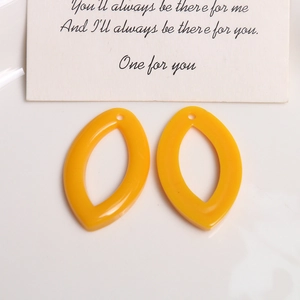 Vue macro de breloques marquises évidées jaune vif pour accessoires de boucles d'oreilles