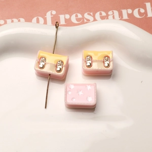 Vista macro de colgantes de mochila de resina para joyas DIY y accesorios para el pelo
