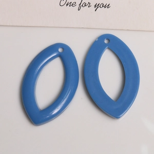 Gros plan de pendentifs en résine bleue en forme de feuille pour bijoux DIY
