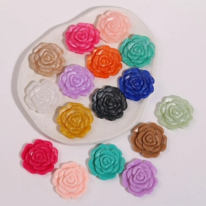 Makroaufnahme von 15 bunten Harz-Rosenblüten-Charms für DIY-Schmuck und Haar-Accessoires