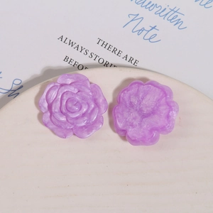 Makro-Detail von zwei perlmuttvioletten Harzrosen für die DIY-Schmuckherstellung