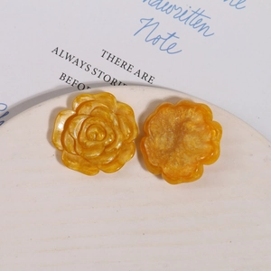 Makro-Detail von gelben Harz-Rosen-Anhängern mit Perlmutt-Finish für DIY-Schmuckherstellung