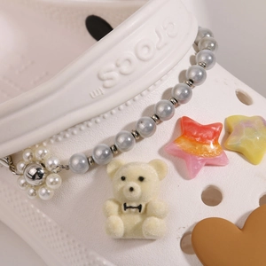 Detailsicht der Perlen-Blumen-Schuhketten und Stern-Charms zur Clog-Dekoration