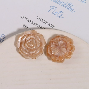 Detaillierte Makroansicht von Harz-Rosen mit milchteebrauner Marmortextur für DIY-Schmuck