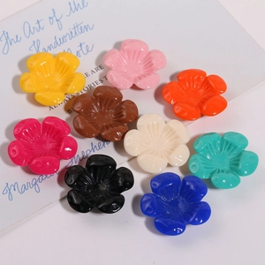Vista dettagliata di fiori in resina colorati per gioielli fai da te e accessori