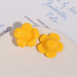 Dettaglio macro di fiori in resina giallo brillante con petali 3D e finitura lucida