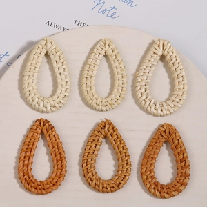 Colgantes de ratán trenzado en forma de gota para joyería DIY en colores beige y marrón