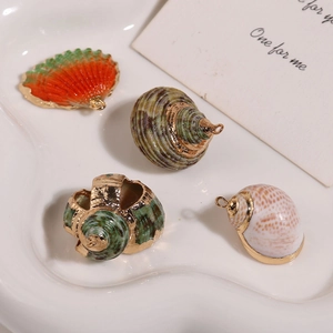 Vue macro de quatre coquillages naturels aux bords dorés pour la création de bijoux