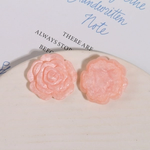 Makroaufnahme der rosa Harzrose mit Perlglanz-Finish für DIY-Schmuckherstellung