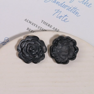 Detailansicht der schwarzen Harzrosen-Anhänger mit eleganter Marmortextur für Schmuck