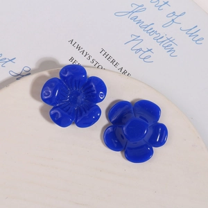 Dettagli macro di ciondoli a fiore in resina blu Klein per accessori capelli fai da te