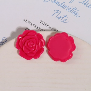 Detailaufnahme von rosa Harzrosenblüten für DIY-Schmuck und modische Haaraccessoires
