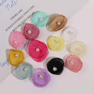 Makroaufnahme bunter Mesh-Blumen mit weißen Perlen für DIY-Schmuckherstellung und Basteln