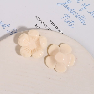 Dettaglio di fiori in resina color crema per accessori per capelli e decorazioni fai-da-te
