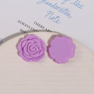 Makroansicht lila Rosen-Charms aus Harz für DIY-Haarspangen und Handyhüllen-Dekor