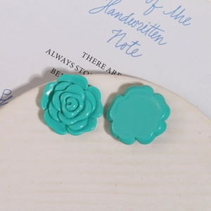 Detailansicht türkisfarbener Harzrosen mit 3D-Blütenblättern für DIY-Zubehör und Haarnadeln