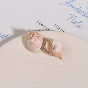 Détail d'un pendentif en coquillage naturel avec bordure dorée pour bijoux DIY