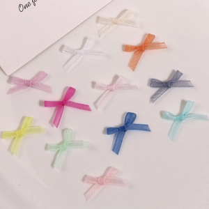 Gros plan de nœuds en organza colorés pour la décoration d'ongles et les loisirs créatifs