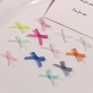 Vue détaillée de nœuds en organza colorés pour le nail art DIY et la mode chic
