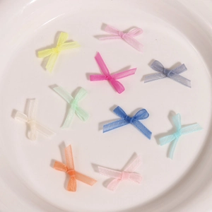 Vue macro de nœuds en organza colorés pour la décoration d'ongles et le nail art DIY