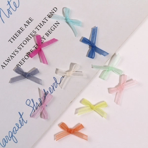 Vue détaillée de nœuds en organza colorés pour la décoration d'ongles et DIY