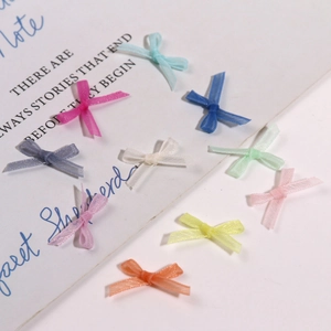 Vue détaillée de nœuds en organza colorés pour le nail art et la décoration de loisirs