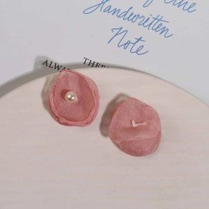 Detail von rosa Stoffblumen-Ohrringen mit Netzblütenblättern und weißer Perle
