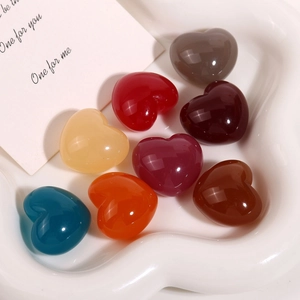 Gros plan de charms en résine en forme de cœur pour la création de bijoux DIY