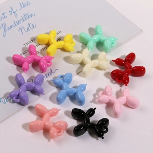 Detailweergave van kleurrijke hars ballonhond hangers in tien kleuren voor DIY-projecten