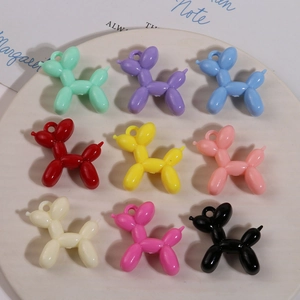Macro-opname van kleurrijke hars ballonhond hangers met ringen voor DIY sieraden