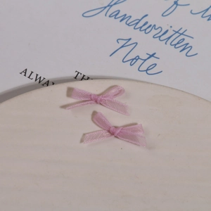 Vue détaillée des nœuds en organza rose pour le nail art DIY et les projets créatifs