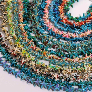 Detalle de cuentas de estrella de mar coloridas con motivos de pintura al óleo para joyas