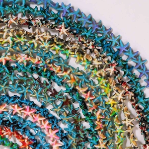 Detalle macro de cuentas coloridas en forma de estrella de mar con acabado de esmalte salpicado