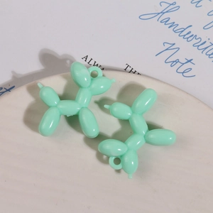 Detailopname van mintgroene acryl ballon hond bedeltjes met ronde ophanglussen voor DIY